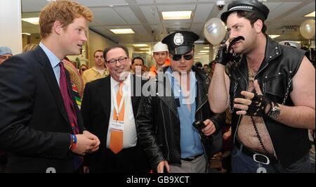 Prinz Harry mit dem Makler Jay Aaronson in den Büros von City Traders ICAP in London, wo er am 16. Jährlichen ICAP Charity Day in London teilnahm, wo alle weltweiten Einnahmen aus dem Handel am ICAP Charity Day an 100 Wohltätigkeitsorganisationen gehen werden, darunter Sentebale, von denen Prinz Harry Patron ist. Stockfoto