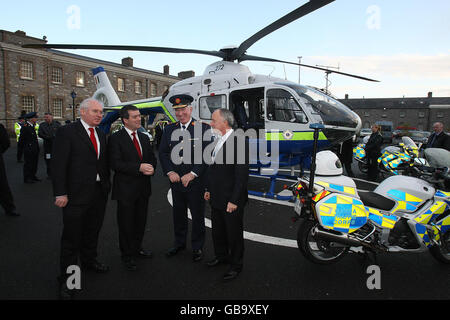 (Von links) Noel Ahern Staatsminister in der Verkehrsabteilung, Minister Noel Dempsey, Garda-Kommissar Fachtan Murphy und Minister Dermot Ahern mit dem Eurocopter im Hintergrund beim Start einer Garda Siochana Weihnachts-Kampagne für Straßenverkehrssicherheit am Hauptsitz des Garda Phoenix Park in Dublin. Stockfoto