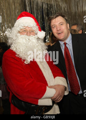 Schulsekretär Ed Balls posiert mit Pater Christmas auf der jährlichen Weihnachtsfeier der Kanzlerin, die von der Every Disabled Child Matters Charity in der Downing Street 11, Westminster, London, veranstaltet wird. Stockfoto