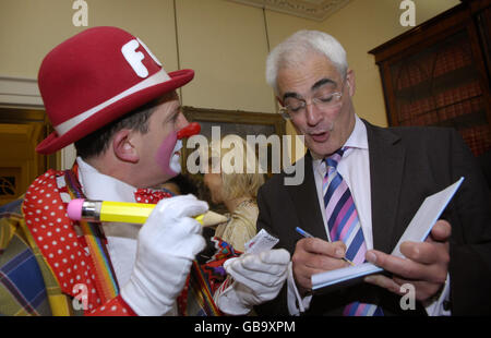 Kanzlerin Alistair Darling trifft auf einen Clown, der als Pressemitglied bei der jährlichen Weihnachtsfeier der Kanzlerin, die von der Every Disabled Child Matters Charity veranstaltet wird, in der Downing Street 11, Westminster, London, spielt. Stockfoto