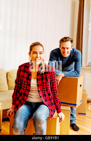 Junges Paar mit Boxen - packen oder entpacken Stockfoto