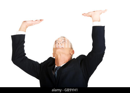 Geschäftsmann, unsichtbare Decke schieben Stockfoto