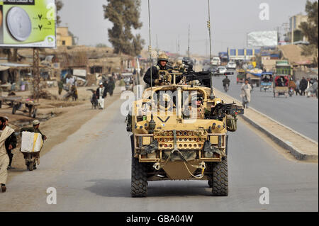 Ein britischer Armeeschakal, der von der 1. The Queens Dragoon Guards bewacht wird, patrouilliert durch den Lashkar gar-Markt, nachdem er Lashkar gar auf einer Patrouille in der östlichen Wüste in der Provinz Helmand, Afghanistan, verlassen hat. Stockfoto