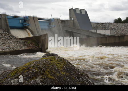 Wasserkraftwerk mit Luke geöffnet und Wasser fließt, Bild aus Nordschweden. Stockfoto