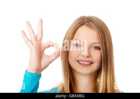 Junge Frau zeigt perfekte Zeichen Stockfoto