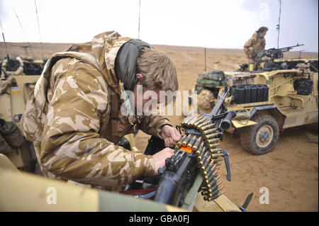 Der britische Jackal-Top-Schütze James Sudlow, 22, aus Owestry St. Martins, ab 1. Die Queens Dragoon Guards reinigen und pflegen ein General Purpose Machine Gun (GPMG) nach sintflutartigen Regenfällen in der vorherigen Nacht in der Provinz Helmand, Afghanistan. Stockfoto