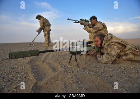 Scharfschützen James Sudlow, 22, aus Owestry St. Martins, rechts abgebildet, und Corporal Dave Dale (Bereich und Alter nicht angegeben) Ab dem 1. Januar trainieren die Queens Dragoon Guards ihre Zielfernrohre in der Nawar-Region der Provinz Helmand, während sie beobachten und versuchen, bei einem Feuerkampf zwischen den Taliban und der afghanischen Nationalarmee bei der Lokalisierung feindlicher Truppen zu helfen, während ein anderer Soldat einen Vallon-Minendetektor verwendet, um das Gebiet zu fegen So können sich Truppen sicher in den Sand bewegen, indem sie Linien markieren. Stockfoto