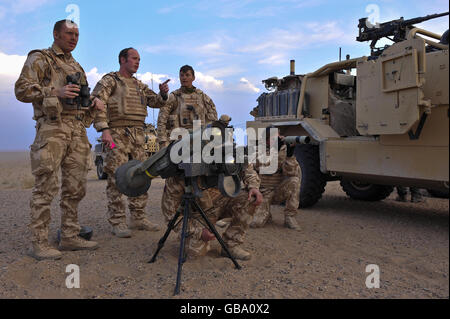 Truppen der 1. Queens Dragoon Guards bereiten ein Javelin-Raketensystem vor, um feindliche Truppen in einem Feuerkampf zwischen den Taliban und der afghanischen Nationalarmee in der Region Nawar in der Provinz Helmand, Afghanistan, zu lokalisieren. Stockfoto
