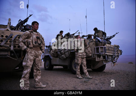 Truppen der 1. Garde der Königinnen Dragoon stehen auf einem Wüstenrücken, nachdem sie einen Brandkampf zwischen den Taliban und der afghanischen Nationalarmee in der Region Nawar in der Provinz Helmand, Afghanistan, beobachtet haben. Stockfoto