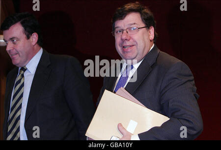 Taoiseach Brian Cowen und Minister Brian Lenihan bei der Einführung des Regierungsrahmens für nachhaltige Wirtschaftsentwicklung in Dublin Castle. Stockfoto