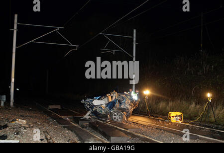 Die Szene in North Rode in Congleton, Ceshire, ging nach einem leeren Geländewagen weiter auf die Strecke, nachdem sie einen Hügel hinunter gerollt und gegen 18 Uhr von einem Zug in Richtung Süden getroffen wurde. Stockfoto