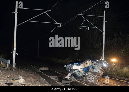 Die Szene in North Rode in Congleton, Ceshire, ging nach einem leeren Geländewagen weiter auf die Strecke, nachdem sie einen Hügel hinunter gerollt und gegen 18 Uhr von einem Zug in Richtung Süden getroffen wurde. Stockfoto