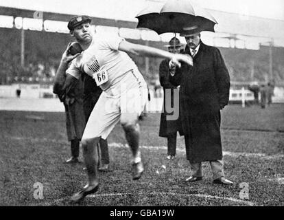 Ralph Rose aus den USA in Aktion, auf dem Weg, sein zweites olympisches Gold in Folge zu gewinnen. Stockfoto