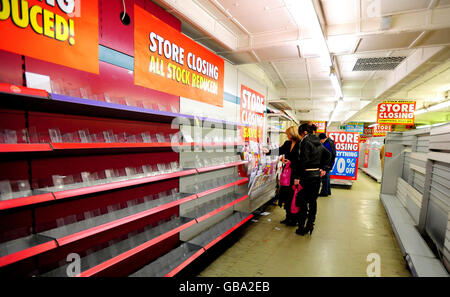 Leere Regale in einem Woolworths-Laden in der 33 Market Street, Ashby-De-La-Zouch, Leicestershire, LE65 1AF, der heute später schließen soll, sowie ein Viertel der landesweiten Geschäfte. Stockfoto