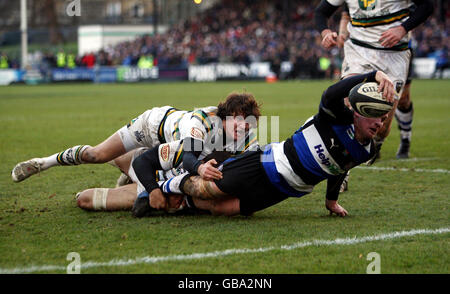 Rugby Union - Guinness Premiership - Bath / Northampton - Erholungsgebiet. Der Baths Michael Claassens taucht auf, um beim Guinness Premiership-Spiel am Recreation Ground, Bath, ein Tor zu schießen. Stockfoto