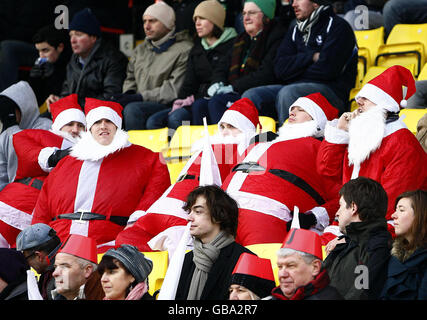 Rugby Union - Guinness Premiership - Saracens gegen London Irish - Vicarage Road. Fans in Santa-Anzügen sehen während des Guinness Premiership-Spiels in der Vicarage Road, Watford, zu. Stockfoto