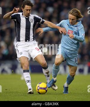 Fußball - Barclays Premier League - West Bromwich Albion gegen Tottenham Hotspur - The Hawthorns. Jonathan Greening von West Bromwich Albion und Luka Modric von Tottenham Hotspur kämpfen um den Ball Stockfoto