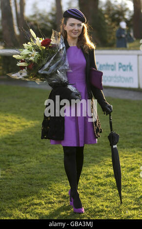 Louise Lynn von County Roscommon Gewinnerin der Best Dressed Lady am Ladies Day beim Leopardstown Christmas Festival während des Lexus Chase Day an der Leopardstown Racecourse, Irland. Stockfoto