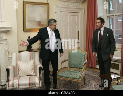 Der britische Premierminister Gordon Brown begrüßt den Präsidenten von Botswana Seretse Khama Ian Khama in seiner offiziellen Residenz, 10 Downing Street, in London. Stockfoto