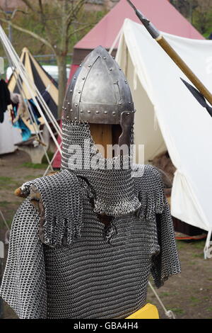 Bewaffnung eines mittelalterlichen Kriegers. Eines mittelalterlichen Ritters Festivals zu sehen. Stockfoto