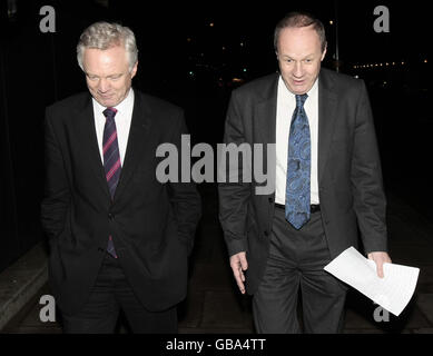 Der ehemalige Schatten-Innenminister David Davies, linker und konservativer Einwanderungssprecher Damian Green, Abgeordneter von Ashford, verlässt College Green vor dem Unterhaus in London, nachdem er gestern mit den Medien gesprochen hatte, nachdem Herr Green in seinem Haus in Kent verhaftet und in einer Londoner Polizeistation befragt wurde. Stockfoto