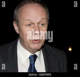 Der konservative Sprecher der Einwanderungsbehörde Damian Green, Abgeordneter von Ashford, spricht vor den Medien vor dem Londoner Unterhaus, nachdem er gestern in seinem Haus in Kent verhaftet und zur Vernehmung auf einer Londoner Polizeistation gebracht worden war. Stockfoto