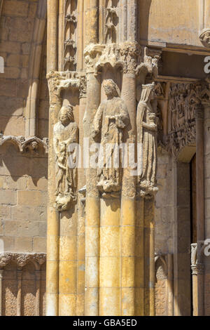 Religiöse Statue in Stein gemeißelt Stockfoto