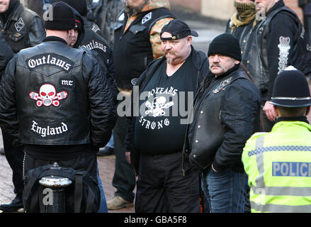 Polizei und Anhänger der Outlaws-Bande vor dem Crown Court in Birmingham, als sieben Mitglieder der Outlaws-Motorradbande wegen Mordes an Hell's Angel Gerry Tobin, 35, lebenslang inhaftiert wurden. Stockfoto