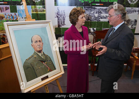 Die irische Präsidentin Mary McAleese spricht mit Justin McCarthy jnr, nachdem sie ein speziell in Auftrag gegebenes Porträt seines Vaters, des verstorbenen Colonel Justin McCarthy, enthüllt hat, der einer der ersten irischen Offiziere war, der bei der UNO diente und 1960 im Dienst im Kongo in den Kasernen von Cathal Brugha, Rathmines, Dublin, getötet wurde. Im Rahmen der Feierlichkeiten zu Irlands 50-jährigem Dienst beim UN-Friedenssicherungsdienst. Stockfoto