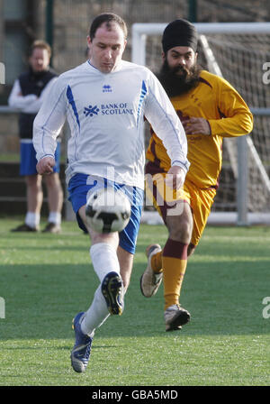 MSP John Park und David Diez, während eines Fußballspiels zwischen MSPs und religiösen Führern, Teil der Scottish Inter Faith Week, im Petershill Park in Glasgow. Stockfoto