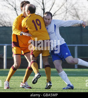 (Von links nach rechts) Shona Fisher, Liam Keenen und MSP John Park während eines Fußballspiels zwischen MSPs und religiösen Führern im Rahmen der Scottish Inter Faith Week im Petershill Park in Glasgow. Stockfoto