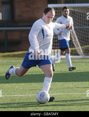 MSP John Park, während eines Fußballspiels zwischen MSPs und religiösen Führern, Teil der Scottish Inter Faith Week, im Petershill Park in Glasgow. Stockfoto