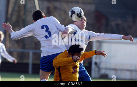 MSPs Ken Macintosh (links) und John Park mit Calum Fisher unten, während eines Fußballspiels zwischen MSPs und religiösen Führern, Teil der Scottish Inter Faith Week, im Petershill Park in Glasgow. Stockfoto