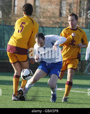 Shona Fisher, MSP John Park und Topper, während eines Fußballspiels zwischen MSPs und religiösen Führern im Rahmen der Scottish Inter Faith Week im Petershill Park in Glasgow. Stockfoto