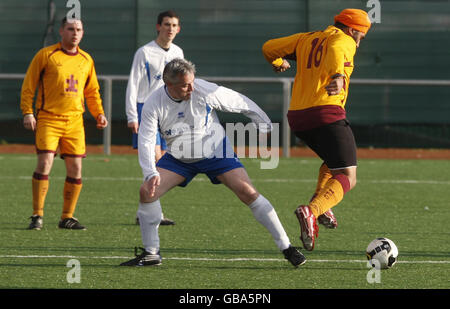 Die MSP Frank McAveety und Drew Pride während eines Fußballspiels zwischen MSPs und religiösen Führern im Rahmen der Scottish Inter Faith Week im Petershill Park in Glasgow. Stockfoto