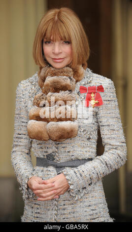 Seit 1988 Chefredakteurin der American Vogue, Anna Wintour, nachdem sie ihren OBE vom Prince of Wales während einer Investiturfeier im Buckingham Palace, London, gesammelt hatte. Stockfoto