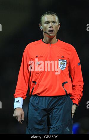 Fußball - UEFA Cup - Gruppe E - Portsmouth / AC Mailand - Fratton Park. Serge Gumienny, Schiedsrichter Stockfoto