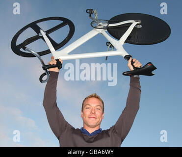 Der Welt- und Commonwealth-Goldmedaillenfahrer Chris Hoy hält ein Fahrrad im Gleneagles Hotel, nachdem Scotlands Engagement angekündigt hatte, während der Saison 2012-2013 eine Runde des prestigeträchtigen UCI Track World Cup nach Schottland zu bringen. Stockfoto