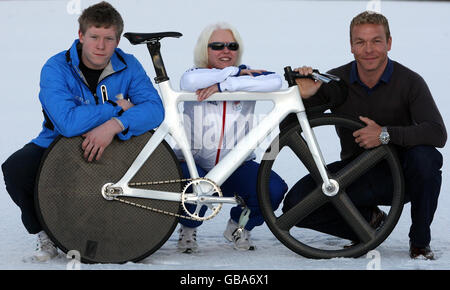 Der Welt- und Commonwealth-Goldmedaillenfahrer Chris Hoy mit dem Radsportler Kevin Smith (links) und der Paralympischen Goldmedaillengewinnerin Aileen McGlynn (Mitte) halten ein Fahrrad im Gleneagles Hotel, nachdem Scotlands angekündigt hatte, während der Saison 2012-2013 eine Runde der prestigeträchtigen UCI Track World Cup nach Schottland zu holen. Stockfoto