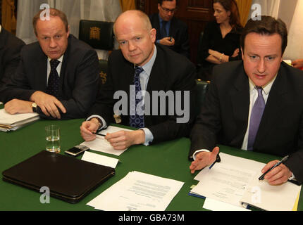 Der konservative Sprecher für Immigration Damian Green, der Schattenaußenminister William Hague und der Vorsitzende der Konservativen Partei David Cameron bei einer Sitzung des Schattenkabinetts in Westminster. Stockfoto