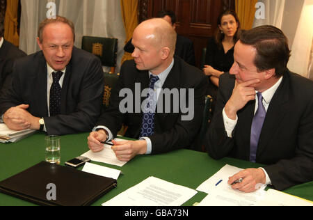 Der konservative Sprecher für Immigration Damian Green, der Schattenaußenminister William Hague und der Vorsitzende der Konservativen Partei David Cameron bei einer Sitzung des Schattenkabinetts in Westminster. Stockfoto