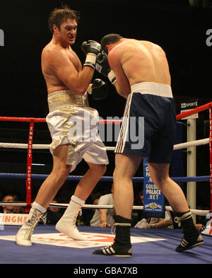 Der britische Tyson Fury (links) beim Angriff auf den ungarischen Bela Gyongyosi bei seinem Profidebüt während seines 1. Rundensieges in der Trent FM Arena, Nottingham. Stockfoto