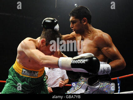 Der Ire Oisin Fagan Left nimmt während des leichten Schlags in der Excel Arena in London einen Schuss vom britischen Amir Khan auf. Stockfoto