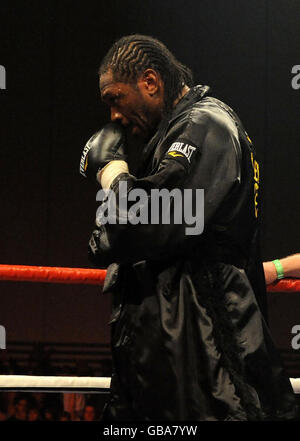 Boxen - Schwergewicht - Audley Harrison / Martin Rogan - Excel Arena. Ein niedergeschlagen Audley Harrison, nachdem er seinen schweren Kampf gegen den Sieger des Prizefighter-Wettbewerbs Martin Rogan in der Excel Arena in London verloren hatte. Stockfoto