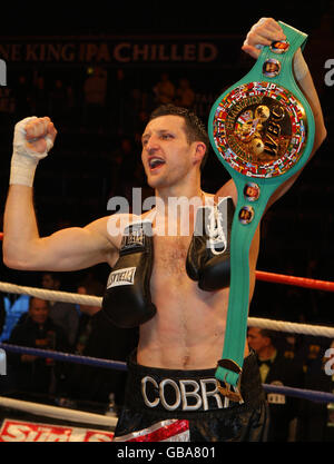 Der britische Carl Froch feiert seinen Punktesieg gegen den Kanadier Jean Pascal und gewinnt den WBC-Titel in der Trent FM Arena, Nottingham. Stockfoto