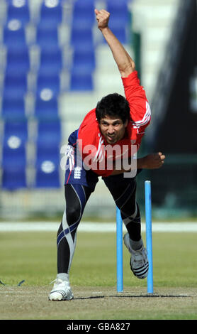 Cricket - England Nets Session - Sheikh Zayed Stadium - Abu Dhabi - Vereinigte Arabische Emirate. Der englische Amjad Khan während der Trainingseinheit im Sheikh Zayed Stadium in Abu Dhabi, Vereinigte Arabische Emirate. Stockfoto