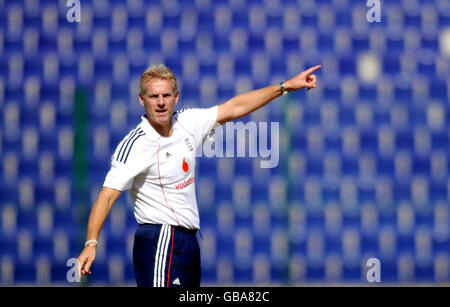 England-Trainer Peter Moores während des Trainings im Sheikh Zayed Stadium in Abu Dhabi, Vereinigte Arabische Emirate. Stockfoto