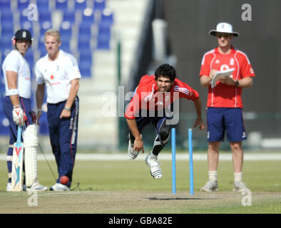 Cricket - England Nets Session - Sheikh Zayed Stadium - Abu Dhabi - Vereinigte Arabische Emirate. Der englische Amjad Khan bowelt während der Trainingseinheit im Sheikh Zayed Stadium in Abu Dhabi, Vereinigte Arabische Emirate. Stockfoto