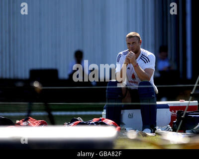 Cricket - England Nets Session - Sheikh Zayed Stadium - Abu Dhabi - Vereinigte Arabische Emirate. Der englische Andrew Flintoff schaut während des Trainings im Sheikh Zayed Stadium in Abu Dhabi, Vereinigte Arabische Emirate, auf. Stockfoto