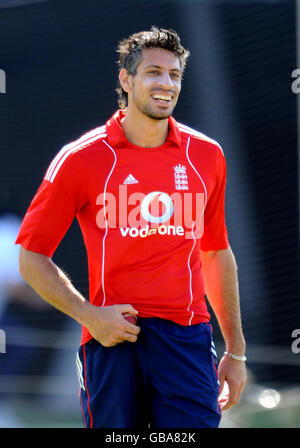 Cricket - England Nets Session - Sheikh Zayed Stadium - Abu Dhabi - Vereinigte Arabische Emirate. Der englische Sajid Mahmood lächelt während des Trainings im Sheikh Zayed Stadium in Abu Dhabi, Vereinigte Arabische Emirate. Stockfoto